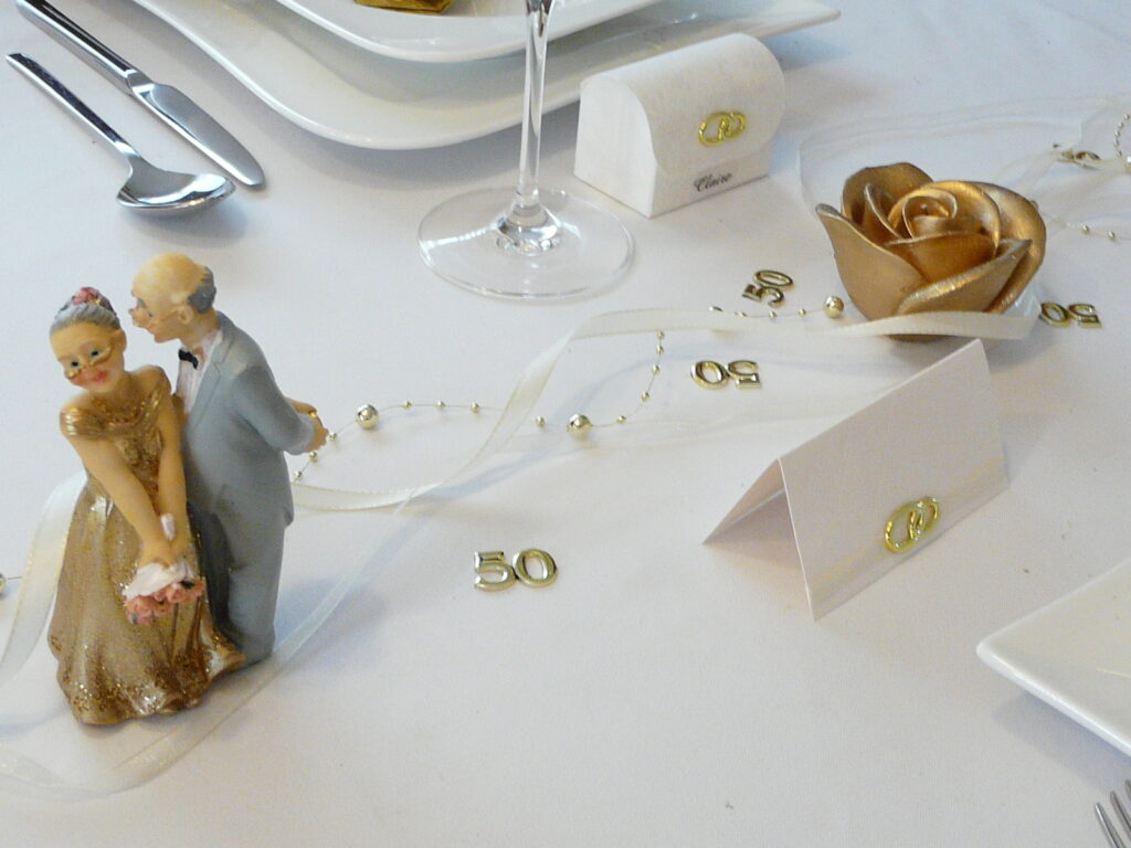 Mustertisch mit Deko-Ideen zur Goldenen Hochzeit - Bild 1 von tischdeko-online.de